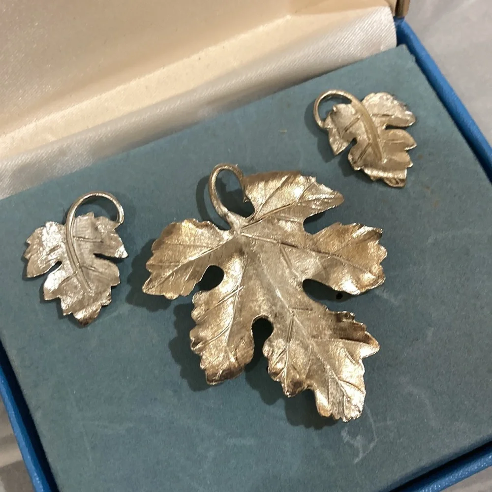 Vintage Silvertone Leaf Pendant/Brooch (pin) with Pierced Earrings - Picture 4 of 4
